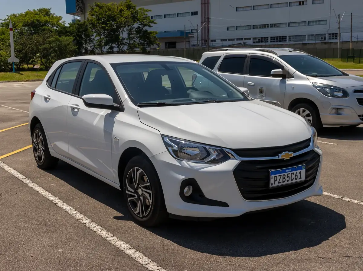 Chevrolet Onix branco com placa Mercosul